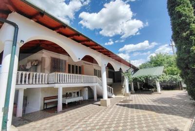 Casă cu 8 camere cu Teren 2235 Mp în Central - 8