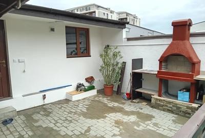 Inchiriez camera la curte - 1