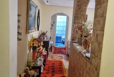 Apartament cu 3 camere semidecomandat în Central - 1