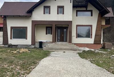 Casă cu 8 camere cu Teren 2100 Mp în Central - 5