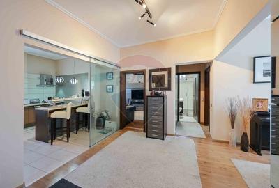 Apartament cu 4 camere si garaj de vanzare in zona Universitatii - 1