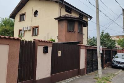 Casă individuală cu 8 camere cu Canalizare în Vitan - 2