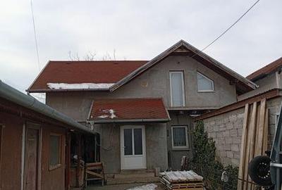 Casă cu 3 camere cu Teren 126 Mp în Central - 1