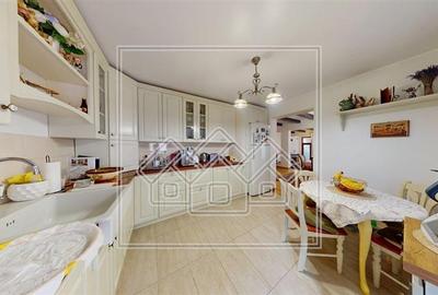 Casa individuala, cu 5 camere, 210 mp utili + teren de 450 mp-V. Aurie - 11