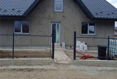 Casă cu 3 camere decomandat în Podu Roș - 9