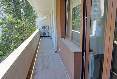 Apartament cu 3 camere semidecomandat, mobilat în 13 Septembrie - 24