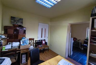Casă sau Spatiu Comercial cu Curte Individuală în Zona Central&#2 - 3