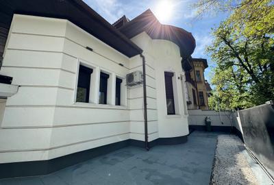 Casă individuală cu 6 camere în Arcul de Triumf