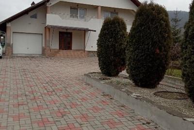 Casă individuală cu 5 camere cu Canalizare în Central - 1