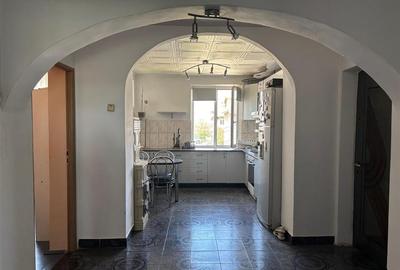 Apartament cu 3 camere semidecomandat în Exterior Est