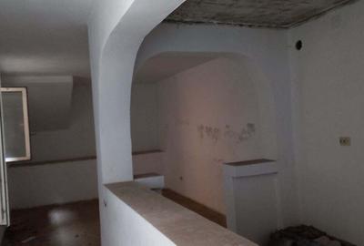 Casă cu 6 camere cu Teren 300 Mp în Central