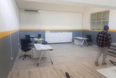Spațiu industrial, de 1,600 mp, în Central - 2