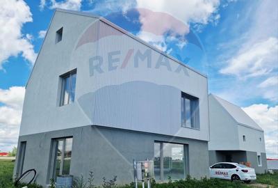 Casa / Vila - 132,5 mp  , teren - 264 mp  / zona Carcea - 25