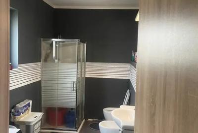 Casă cu 5 camere cu Canalizare în Central - 3