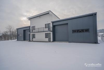 Hala singur la curte, langa autostrada - 1