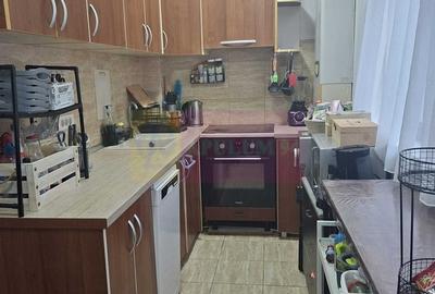 Apartament cu 3 camere semidecomandat în Berceni