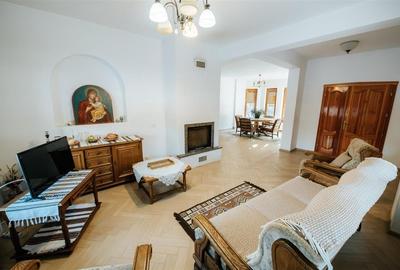 Casă individuală cu 6 camere cu Teren 5800 Mp în Bucșoaia - 1