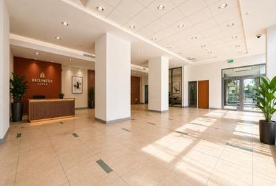 Spațiu comercial, de 300 mp, în Central - 4