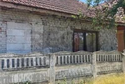 Casă cu 2 camere cu Teren 5800 Mp în Central - 5