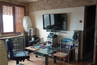 Apartament cu 3 camere semidecomandat în Giurgiului