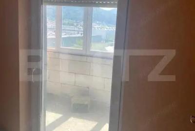 Apartament cu 3 camere semidecomandat în Cugir