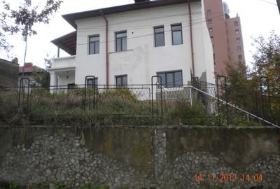 Casă cu 4 camere în Central - 2