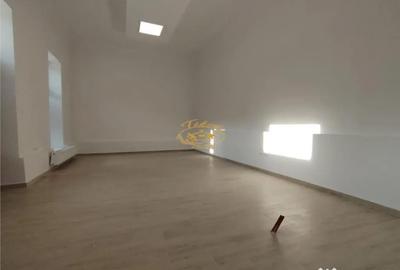 Spațiu comercial, de 72 mp, în Central - 7