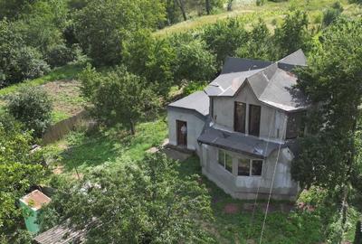 Casă cu 4 camere decomandat în Dobrovăț - 1