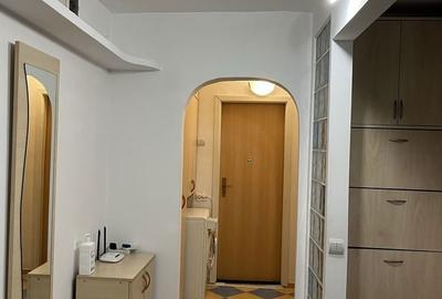 Apartament cu 2 camere decomandat în 1 Decembrie