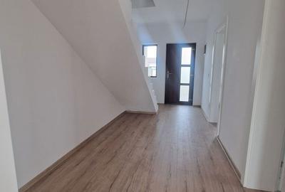 Casă cu 4 camere în Moșnița Veche