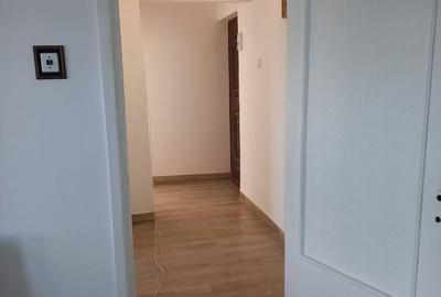 Apartament cu 3 camere semidecomandat în Mircea cel Bătrân