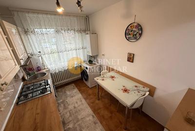 Apartament cu 2 camere semidecomandat, mobilat în Podu Roș