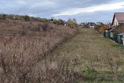 Teren de 3000 mp, în Iris