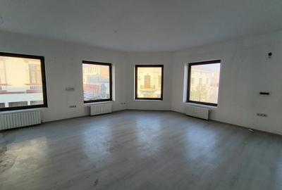 Ultracentral Promendata Stefan cel Mare-cladire interbelica diverse activitati - 8