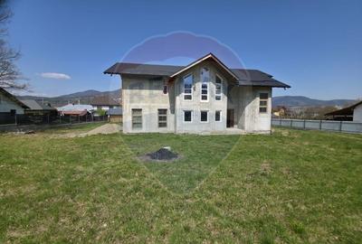 Casă cu 6 camere cu Teren 1680 Mp în Alexandru cel Bun - 1