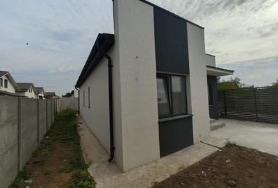 Casa individuala  -  4 camere  -  2 bai  -  300 mp teren - 2