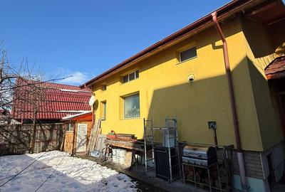 Casă cu 4 camere decomandat în Central
