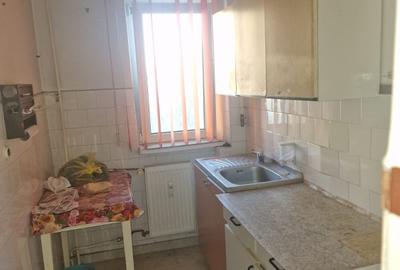 Vest, se vinde apartament semidecomandat trei camere ,pret 52000 euro negociabil - 3