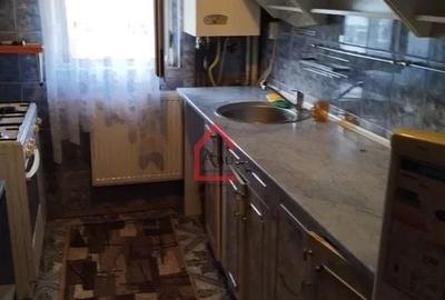 De vanzare  Apartament cu 3 camere - 3
