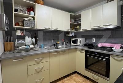 Casa de vanzare, cu 4 camere, zona Sector 5 - 4