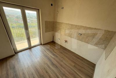 Apartament Tip Casa cu Scara interioara, Curte si Garaj generos -Micro