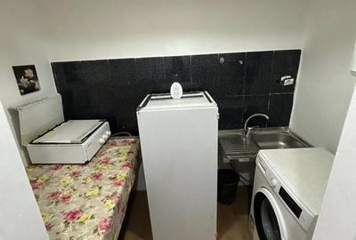 De vanzare garsoniera, etaj intermediar, mobilata ?i utilata, 17.500 euro - 3