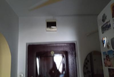 Apartament 3 camere , decomandat, zona Sud (Scoala 1-8), etajul 1/4. - 5