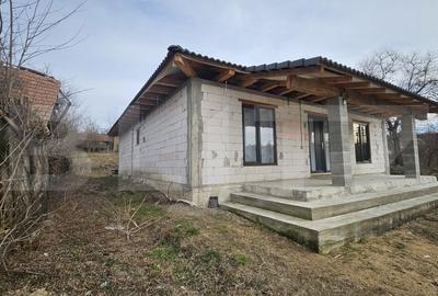 Casa individuala, cu 3 camere,140 mp,670 mp teren,Ghirbom - 1