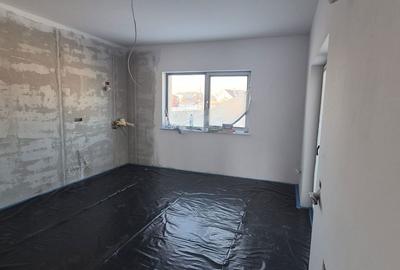 Casă cu 4 camere cu Teren 500 Mp în Km 5 - 10