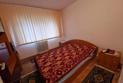 Apartament cu 3 camere decomandat, mobilat în Girocului