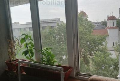 Apartament cu 3 camere semidecomandat în Obor