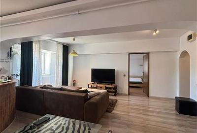 Apartament cu 3 camere semidecomandat, mobilat în Central