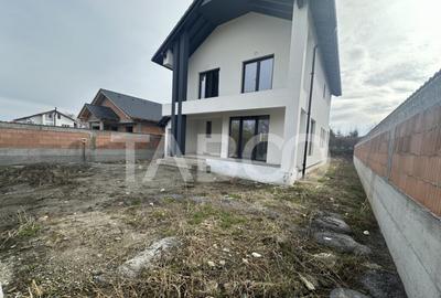 Casă cu 4 camere cu Teren 500 Mp în Orlat - 2