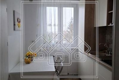 Apartament cu 3 camere semidecomandat în Central - 1